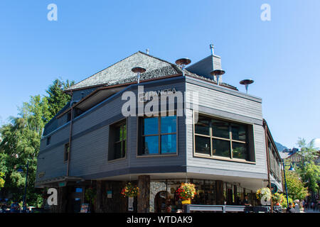 'Whistler, Colombie-Britannique / Canada - 08/07/2019 - Whistler Village rues à la recherche de l'hôtel Pod Pangea pour compact et futuriste des séjours à l'hôtel, un minimum de Banque D'Images