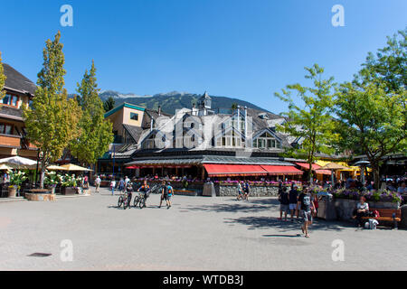 'Whistler, Colombie-Britannique / Canada - 08/07/2019 - Whistler Village rues durant l'été à la passerelle, à la rue, magasins et les touristes et pe Banque D'Images