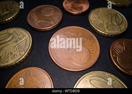 Plan Macro sur pièces en euro sur fond noir. Close up of metal circle médaille argent arrière-plan. L'argent d'économie, de l'investissement Banque D'Images