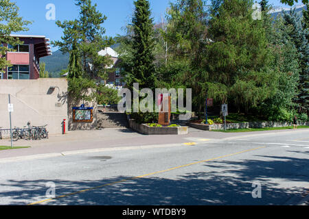 'Whistler, Colombie-Britannique / Canada - 08/07/2019 - Whistler Village rues durant l'été à la passerelle, à la rue, magasins et les touristes bénéficiant d'une s Banque D'Images