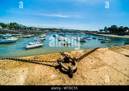 Pléneuf-Val-André Port et la Marina à marée haute sur un jour d'été ensoleillé en Bretagne France Banque D'Images