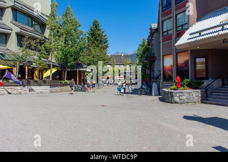 'Whistler, Colombie-Britannique / Canada - 08/07/2019 - Whistler Village rues durant l'été à la passerelle, à la rue, magasins et les touristes bénéficiant d'une s Banque D'Images