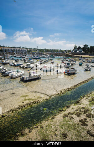 Pléneuf-Val-André Port et la Marina à marée basse sur une journée ensoleillée en Bretagne France Banque D'Images