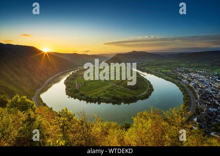 Boucle de la Moselle, au lever du soleil, Bremm, vallée de la Moselle, Rhénanie-Palatinat, Allemagne Banque D'Images