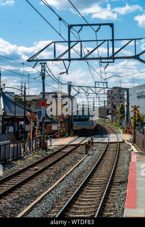 Gare d'Inari, JR, Japan Rail Train roulant sur une piste, Kyoto, Japon Banque D'Images