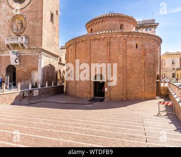 Toute l'église romane San Lorenzo à la Piazza delle Erbe, Mantoue, Lombardie, Italie Banque D'Images