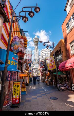 De nombreux panneaux publicitaires colorés dans une zone piétonne avec des magasins et restaurants, centre commercial, retour Tour Tsutenkaku, Shinsekai, Osaka, Japon Banque D'Images