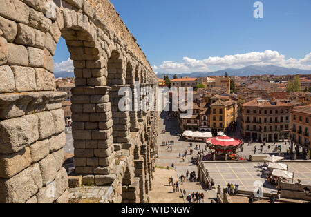 SEGOVIA, ESPAGNE - 27 Avril 2019 : Paysage de l'Aqueduc Romain, le célèbre monument de Segovia, Espagne Banque D'Images