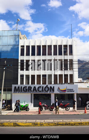 QUITO, ÉQUATEUR - 4 août 2014 : des personnes non identifiées, en face de l'office des migrations (Migracion) immeuble sur l'Avenue Amazonas, le 4 août 2014 Banque D'Images