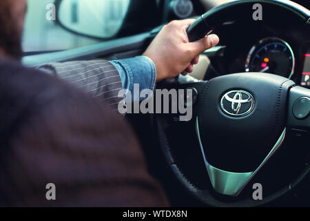 Brasília, District fédéral - le Brésil. Circa 2019. Photographie d'un conducteur au volant d'un Toyota modèle Corolla Altis 2015 voiture. Banque D'Images