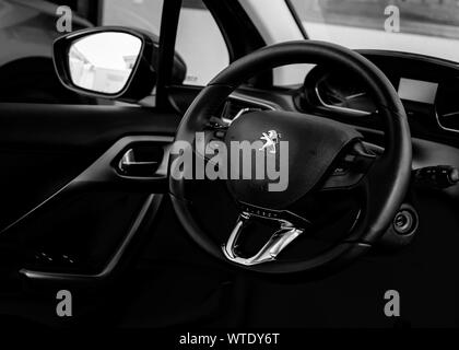 Brasília, District fédéral - le Brésil. Circa, 2019. Photo de l'intérieur d'une Peugeot 208 Griffe 2014 modèle voiture. Banque D'Images