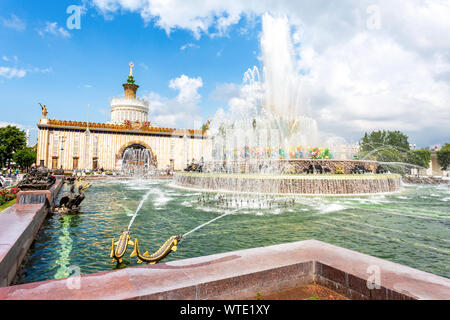 Moscou, Russie - le 8 juillet 2019 : Fontaine 'Stone fleur" sur le territoire de l'exposition (centre) VDNKH Banque D'Images