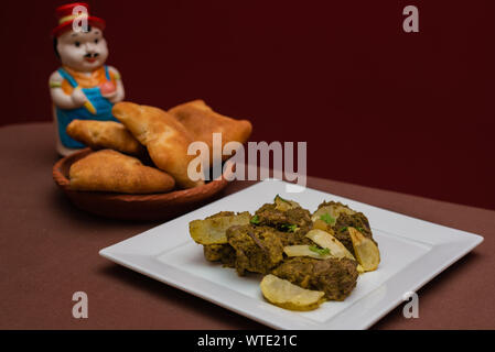 Poulet mariné plat indien cafreal avec beaucoup de feuilles de coriandre coriandre, gingembre)(, l'ail,le jus de lime ainsi que des épices sèches et servi avec pain Banque D'Images