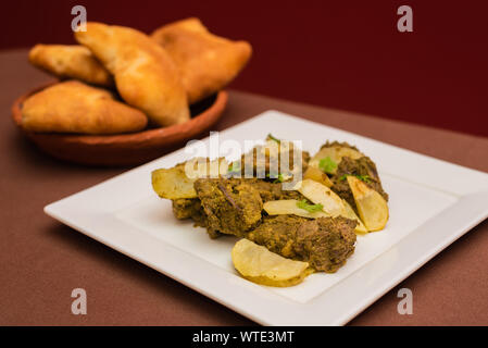 Poulet mariné plat indien cafreal avec beaucoup de feuilles de coriandre coriandre, gingembre)(, l'ail,le jus de lime ainsi que des épices sèches et servi avec pain Banque D'Images