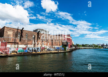 La ville de New York, USA - 2 août 2018 : Pier avec les anciens et les usines et entrepôts industriels abandonnés dans la ville de New York, USA Banque D'Images