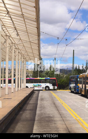 QUITO, ÉQUATEUR - 8 août 2014 : Un bus local vide avec Quito Alcaldia signe sur elle debout à l'extérieur du Terminal Terrestre Quitumbe à Quito, Equateur Banque D'Images