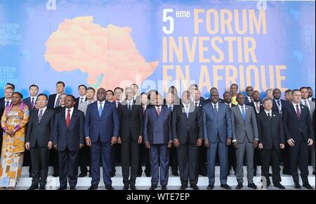 Brazzaville, République du Congo. 10 Sep, 2019. Les clients posent pour une photo de groupe lors du cinquième Forum investit en Afrique à Brazzaville, capitale de la République du Congo, le 10 septembre, 2019. Le cinquième Forum investit en Afrique a débuté à Brazzaville le mardi, avec un accent sur l'établissement de partenariats pour la diversification économique et la création d'emplois dans les économies africaines. Credit : Wang Songyu/Xinhua/Alamy Live News Banque D'Images