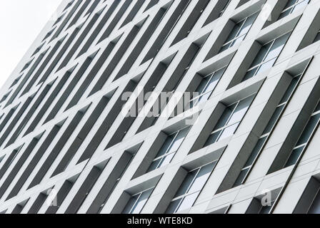 Skyscraper, murs d'un immeuble de grande hauteur avec windows. Focus sélectif. Banque D'Images