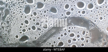 Close up de l'eau de condensation humide sous toit en plastique à rayures. Focus sélectif. Banque D'Images