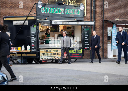 Sedgefield, Stockton on Tees, UK. 11 septembre 2019. La partie Brexit ont été la tenue d'une conférence / rassemblement à Sedgefield hippodrome où Nigel Farage a été l'orateur principal. Il est photographié à l'extérieur de la salle. David Dixon / Alamy Banque D'Images