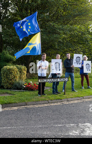 Sedgefield, Stockton on Tees, UK. 11 septembre 2019. La partie Brexit ont été la tenue d'une conférence à l'Hippodrome de Sedgefield où Nigel Farage a été l'orateur principal. Restent partisans, Tees4Europe, protestant contre Nigel Farage à proximité du lieu d'exposition avec leurs drapeaux et bannières. David Dixon / Alamy Banque D'Images