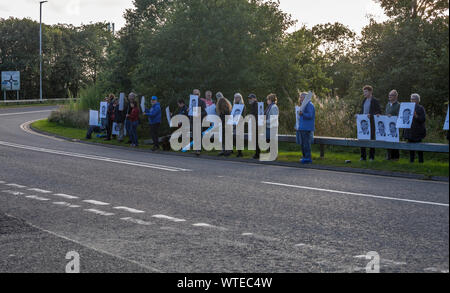 Sedgefield, Stockton on Tees, UK. 11 septembre 2019. La partie Brexit ont été la tenue d'une conférence à l'Hippodrome de Sedgefield où Nigel Farage a été l'orateur principal. Restent partisans, Tees4Europe, protestant contre Nigel Farage à proximité du lieu d'exposition avec leurs drapeaux et bannières. David Dixon / Alamy Banque D'Images