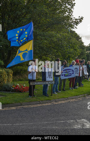 Sedgefield, Stockton on Tees, UK. 11 septembre 2019. La partie Brexit ont été la tenue d'une conférence à l'Hippodrome de Sedgefield où Nigel Farage a été l'orateur principal. Restent partisans, Tees4Europe, protestant contre Nigel Farage à proximité du lieu d'exposition avec leurs drapeaux et bannières. David Dixon / Alamy Banque D'Images