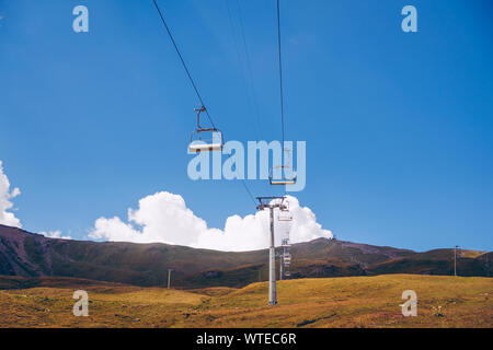 Télésiège vide en été dans le Val d'Anniviers, Valais, Suisse Banque D'Images