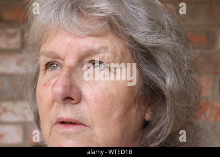 Close up portrait of a senior woman qui est sentiment de tristesse et de chagrin Banque D'Images