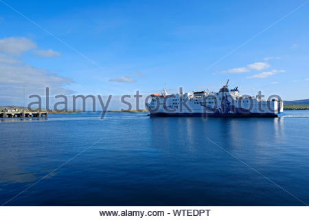 Voiture et ferry Northlink passagers MV Hamnavoe au départ du port de Stromness, Orkney pour Scrabster sur l'Écosse continentale Banque D'Images