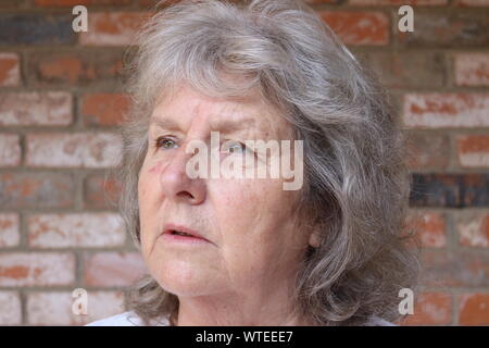 Portrait d'une femme aux cheveux gris manque un être cher Banque D'Images