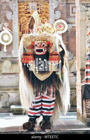 Bali, Indonésie - 24 mai 2017 : Groupe de danseur traditionnel avec masque et costume d'esprit balinais barong à Art et culture event à Bali Banque D'Images