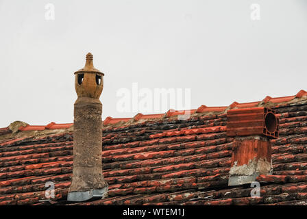 Sous toit avec beaucoup de constructions en brique rouge tuile et cheminée. La Turquie Banque D'Images