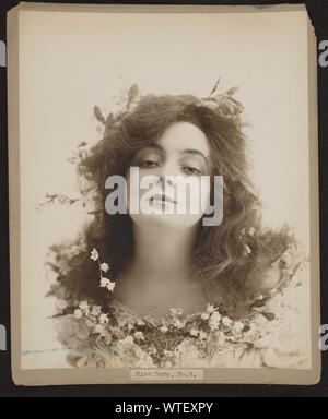 Miss Doro, no. 8 / Burr McIntosh Studio. Banque D'Images
