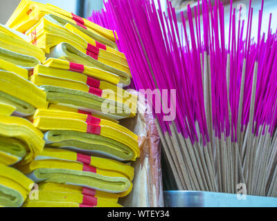 L'argent de papier, d'encens et lanterne rouge au temple taïwanais Banque D'Images