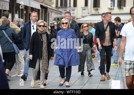 Venise, Italie. L'ancienne première dame, et la secrétaire d'État américaine Hillary Clinton est assis sur l'installation artistique de l'artiste américain Kenneth Goldsmith Banque D'Images