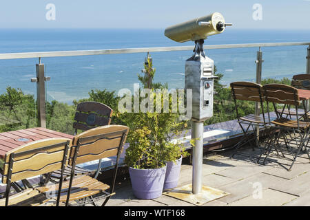 Rooftop cafe 'Widokowka' avec terrasse ouverte et une tour viewer donnant sur la mer Baltique, à Kolobrzeg, Pologne. Banque D'Images