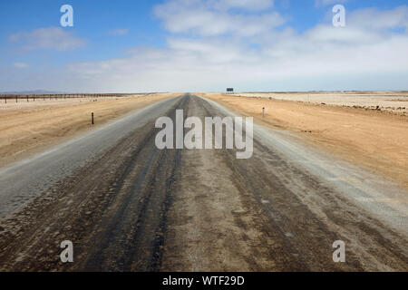 Une autoroute vide le long de la côte des squelettes de l'ouest de la Namibie Banque D'Images