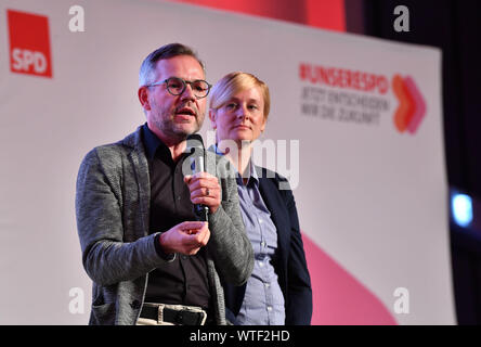 Erfurt, Allemagne. Sep 11, 2019. Michael Roth et Christina Kampmann, candidat pour le duo Présidence du parti SPD, se présenter au SPD de Thuringe en membres d'une conférence régionale. Sur 23 annonces pour les candidats à la présidence du parti sont de se présenter aux membres du SPD juste en face de la République. Crédit : Martin Schutt/dpa-Zentralbild/dpa/Alamy Live News Banque D'Images