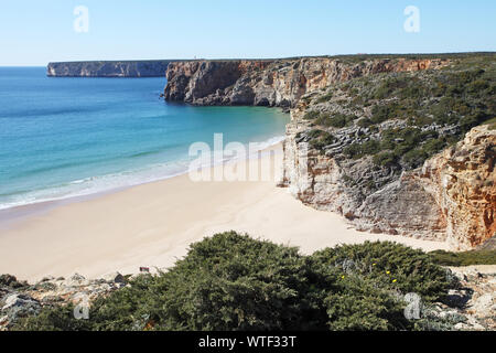 Vue côtière vers le Cap St Vincent sur la Crique du Beliche Algarve Portugal Banque D'Images