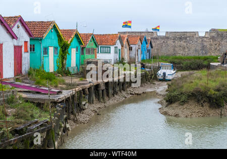 Ile d'Oléron, France - 10 mai 2019 : maisonnettes colorées de pêcheurs dans le Chateau-d'Oleron sur l'Ile d'Oléron en France Banque D'Images