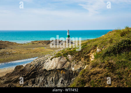 Pléneuf-Val-André avec Atlamtic phare bleu turquoise de l'océan sur une journée ensoleillée en Bretagne France Banque D'Images