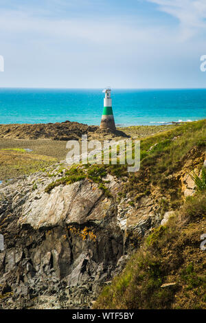 Pléneuf-Val-André avec Atlamtic phare bleu turquoise de l'océan sur une journée ensoleillée en Bretagne France Banque D'Images