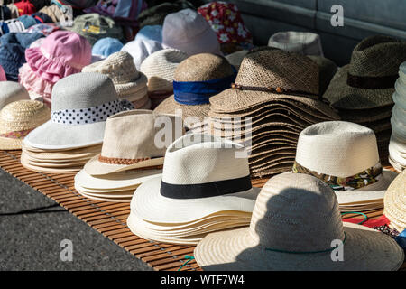 Groupe de chapeaux pour vendre au marché de plein air de la Galice, Espagne Banque D'Images