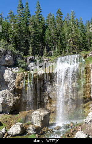 Paulina Falls se trouvent dans le Monument Volcanique National Newberry dans le centre de l'Oregon.atteignant une hauteur de 60 pieds, ces chutes sont accessibles en randonnée. Banque D'Images