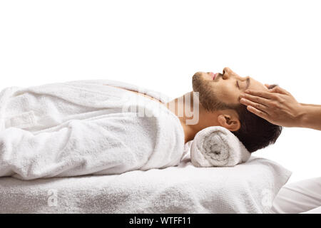 L'homme à un centre spa bénéficiant d'un massage de la tête isolé sur fond blanc Banque D'Images