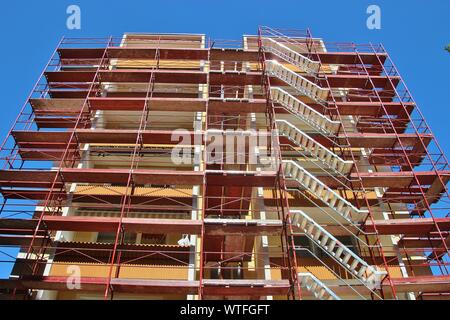 Rénovation sur la façade d'un immeuble d'appartements. Un échafaudage dans toute la maison. La ville de Salzbourg, Autriche, district de Lehen, l'Europe. Banque D'Images