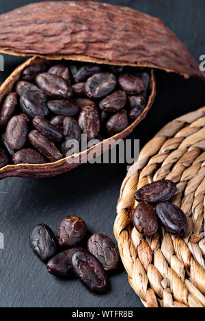 Cabosse et haricots sur une table Banque D'Images