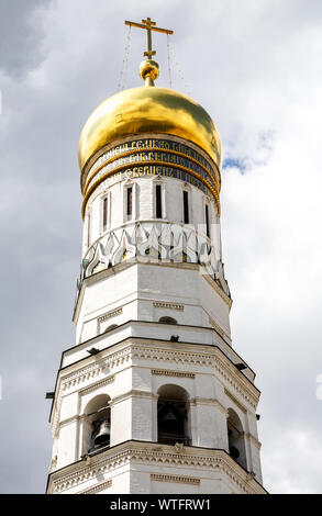 Ivan le Grand clocher au Kremlin de Moscou contre le ciel nuageux Banque D'Images