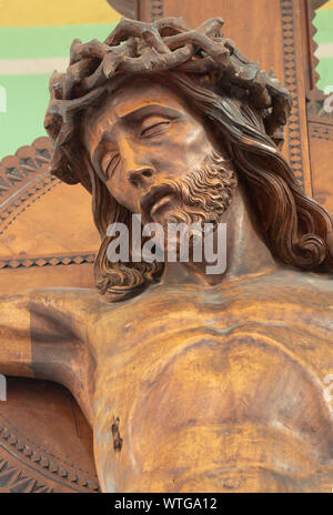 ARCO, ITALIE - juin 8, 2018 : La statue de Jésus sur la croix dans l'Eglise évangélique par un artiste inconnu du 20. 100. Banque D'Images